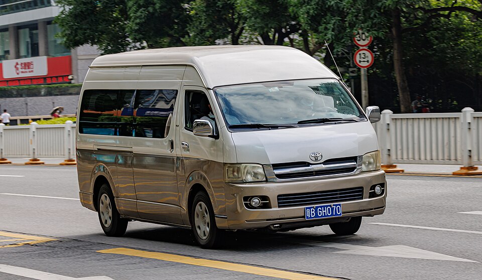 Medium bus 25-33 seat untuk wisata AKAD TRAVELING