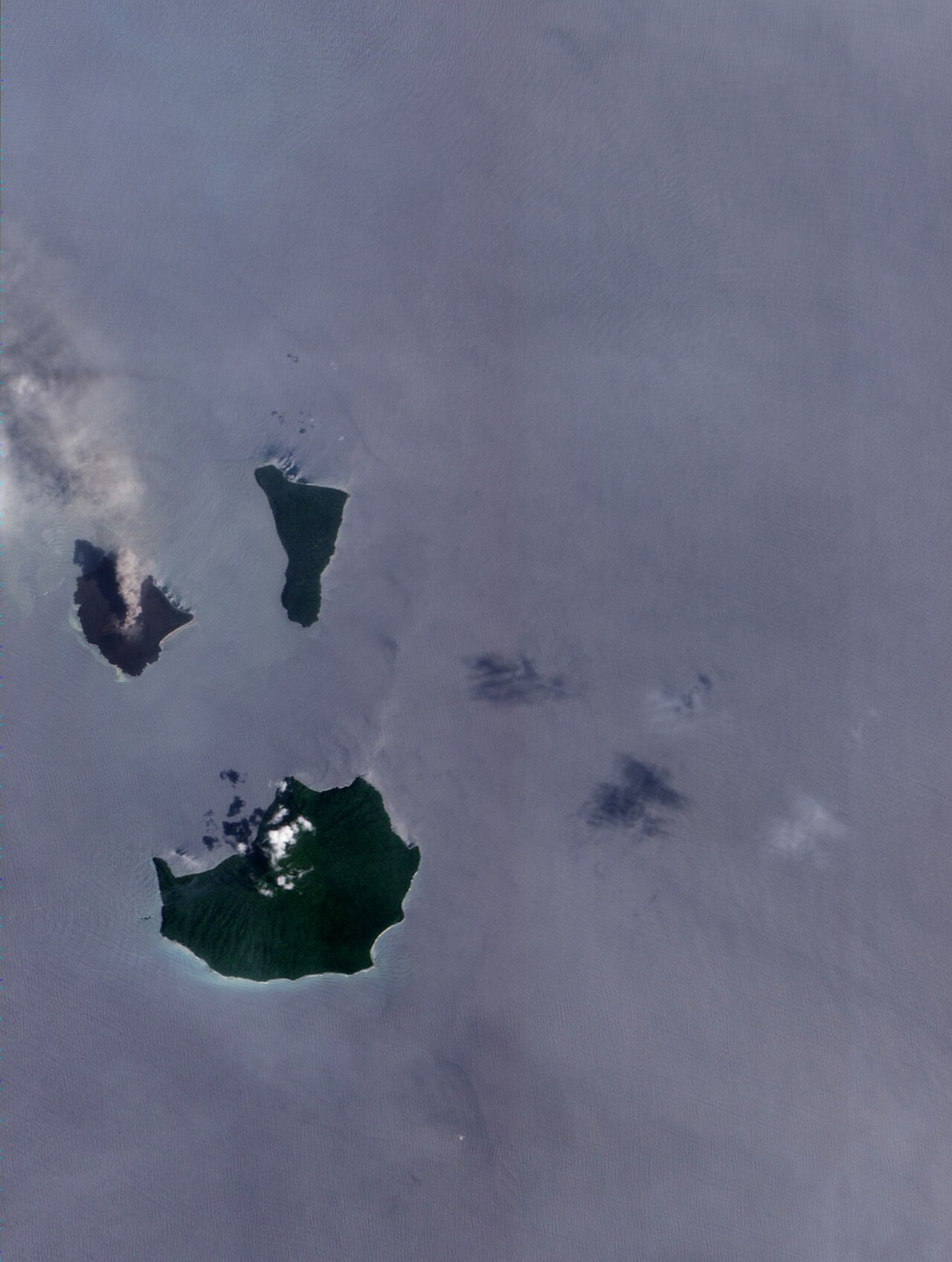 Anak Krakatau dari udara dengan kolom abu